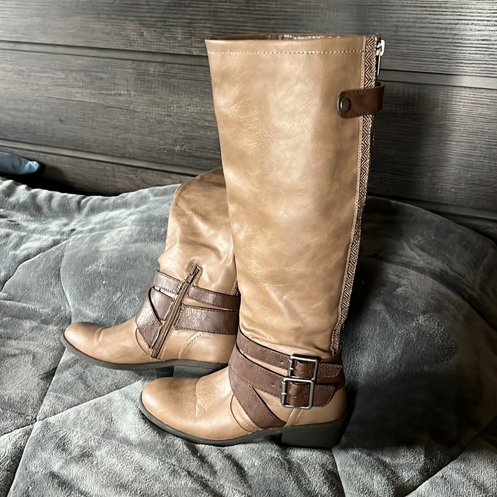 Size 6, knee high boots, 1 inch heel. Tan with brown accents